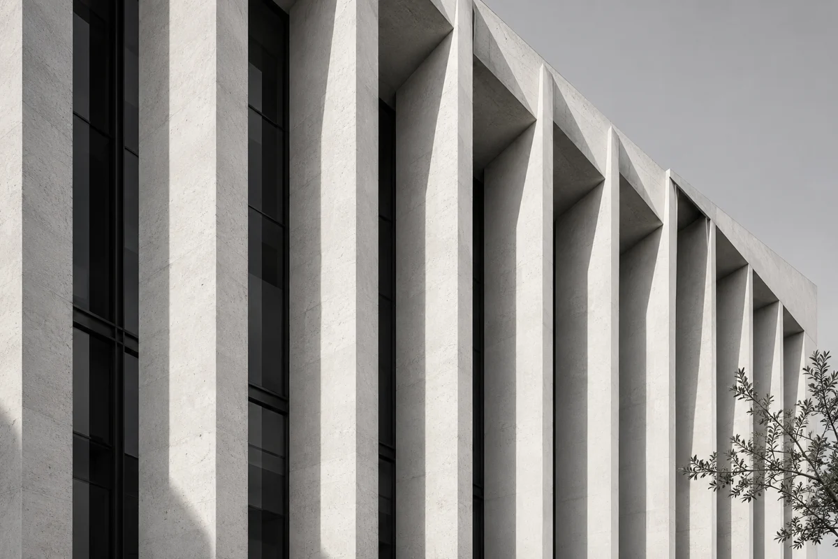Witte moderne architectuur met verticale lijnen